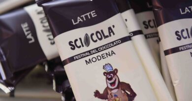 SCIOCOLA’… AL CIOCCOLATO NON SI COMANDA SCIOCOLA’… AL CIOCCOLATO NON SI COMANDA
