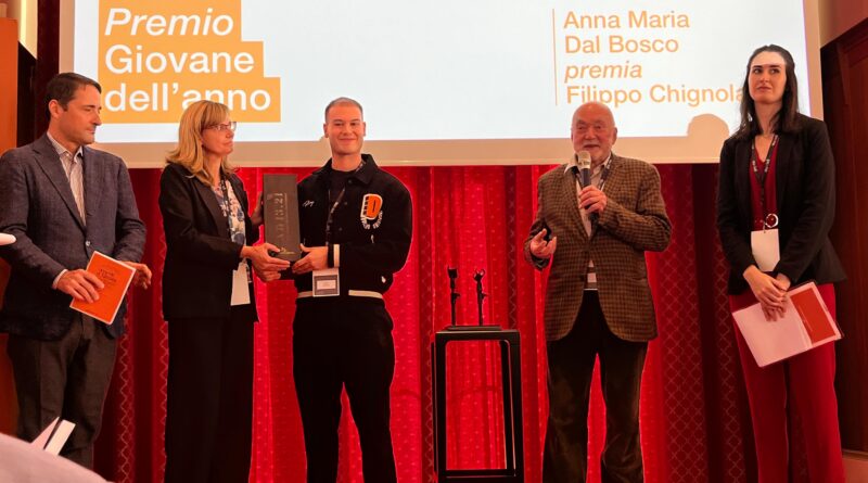 GIANNITESSARI PREMIA ANDREA DE LILLO COME GIOVANE DELL’ANNO PER LA GUIDA VENEZIE A TAVOLA 2027 GIANNITESSARI PREMIA ANDREA DE LILLO COME GIOVANE DELL’ANNO PER LA GUIDA VENEZIE A TAVOLA 2027